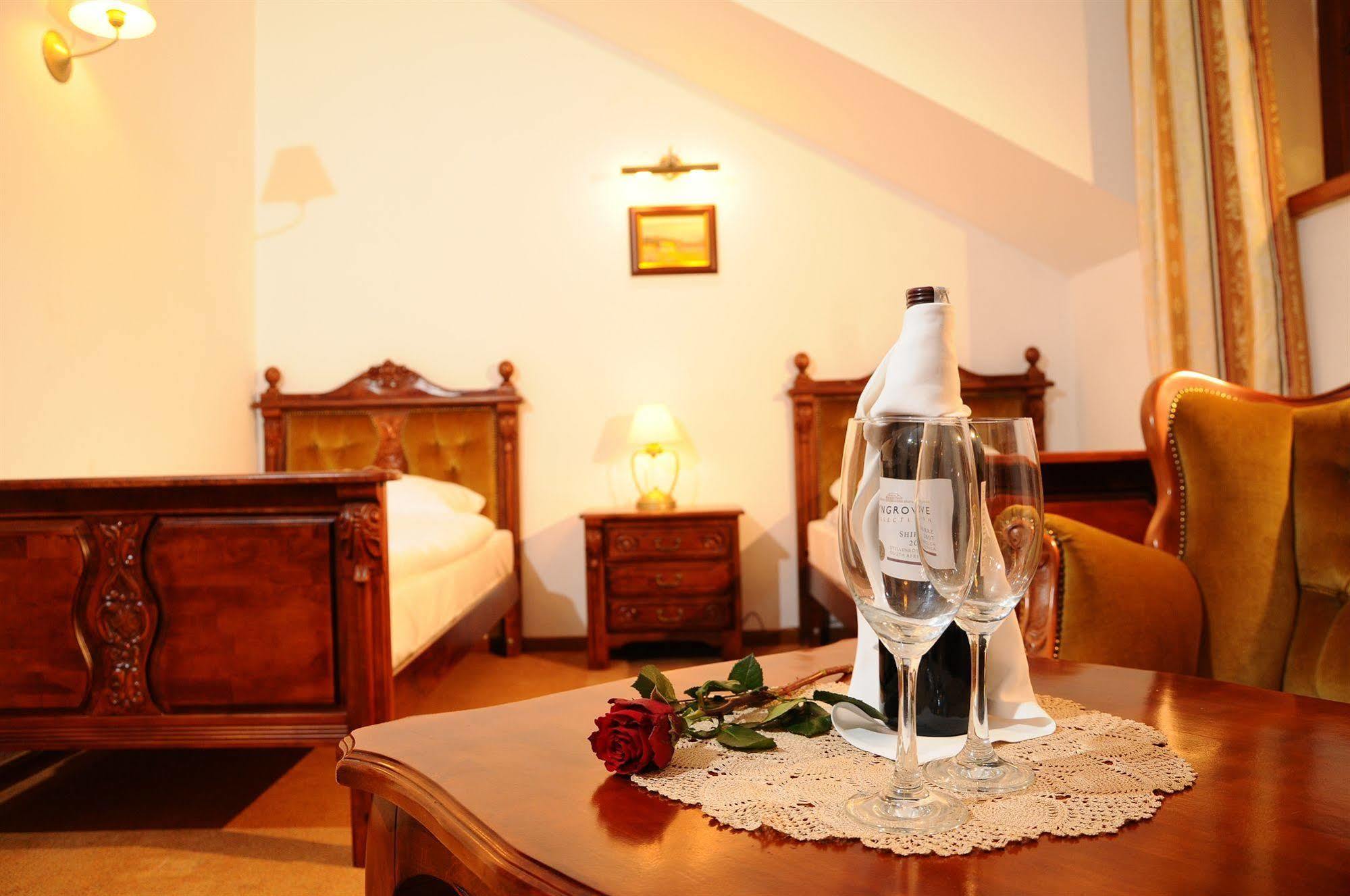 Folwark Stara Winiarnia Hotel Mszana Dolna Kültér fotó